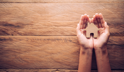 Místo řešení bytové nouze přichází demontáž systému. Česku hrozí promarněná šance na systémové řešení problémů s bydlením. Doplatí na to děti i obce